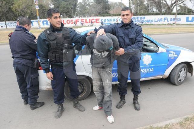 Arrestan a dos arrebatadores luego de una persecución policial