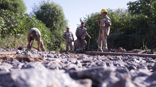 No más de seis trabajadores levantan las vías y colocan piedras.&nbsp;