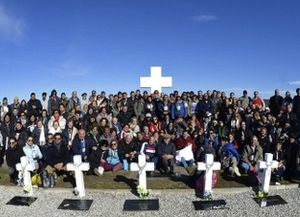 Macri y familiares de soldados identificados en Darwin