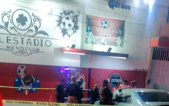 La policía frente al bar donde ocurrió la matanza.