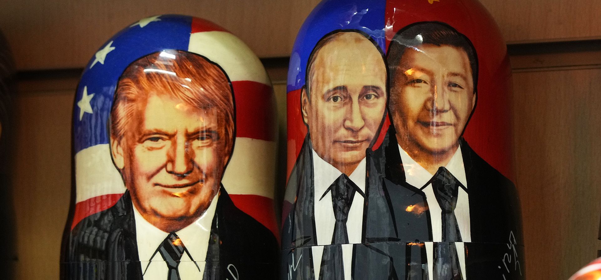 Matrioshkas —las tradicionales muñecas rusas de madera— con imágenes del presidente de Estados Unidos, Donald Trump; el presidente de Rusia, Vladímir Putin; y el presidente de China, Xi Jinping, se exhiben para su venta en una tienda de recuerdos de San Petersburgo, Rusia, el jueves 24 de septiembre de 2026. (Foto AP/Dmitri Lovetsky) Matrioshkas —las tradicionales muñecas rusas de madera— con imágenes del presidente de Estados Unidos, Donald Trump; el presidente de Rusia, Vladímir Putin; y el presidente de China, Xi Jinping, se exhiben para su venta en una tienda de recuerdos de San Petersburgo, Rusia, el jueves 24 de septiembre de 2026. (Foto AP/Dmitri Lovetsky)