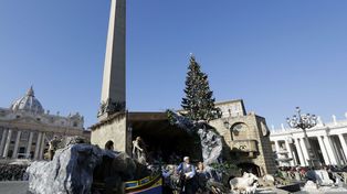 La plaza de San Pedro ya brilla con un árbol de Navidad y un pesebre