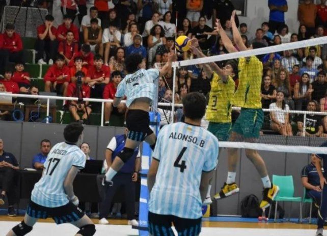 Bomba. Máximo Mendoza pegó el derechazo que la defensa brasileña intenta bloquear. Argentina cayó en la final del Sudamericano 1-3 (17-25