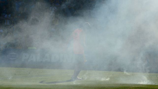Algunos hinchas arrojaron bombas de estruendo y bengalas durante el partido que se disputó ante el Taladro.