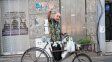 Nino, el hombre que recorre Rosario en bicicleta llevando sus plantines a los barrios