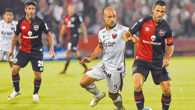 Compinches. Maxi Rodr&iacute;guez la lleva apareado por Fritzler&nbsp; y Pablo P&eacute;rez mira atento unos metros m&aacute;s atr&aacute;s. La Fiera y el volante fueron claves en la generaci&oacute;n.&nbsp;
