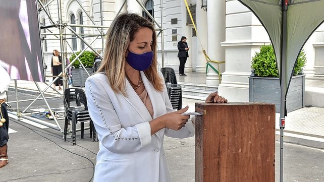La vicegobernadora Laura Stratta emitió su voto.