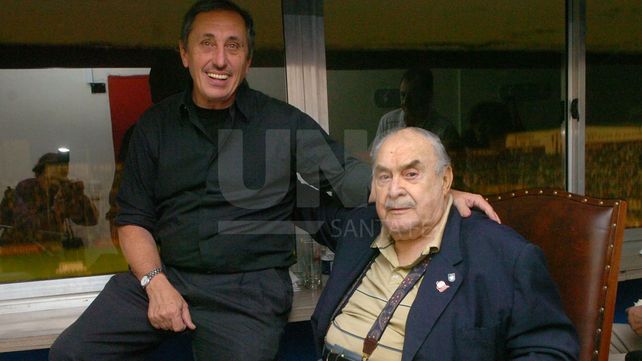 El fútbol era una de sus pasiones y todos los domingos asistía a la cancha. Aquí en el estadio 15 de abril con Ángel Malvicino.&nbsp;