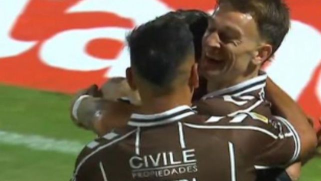 El festejo de Platense ate Atlético Tucumán. Un resultado que le vino al pelo a Newells.