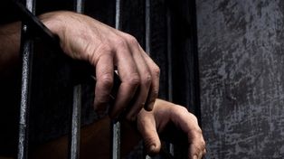 Fue condenado a 12 años de prisión por abusar de sus hijas y embarazar a una de ellas