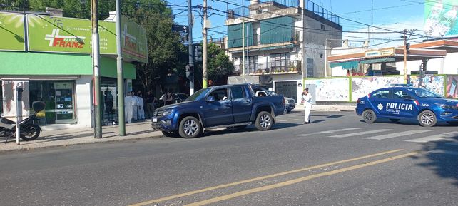 La camioneta quedó en la puerta de la farmacia de Mendoza y Rouillón.