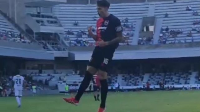 Thiago Gigena festeja el gol de Newells ante Once Caldas