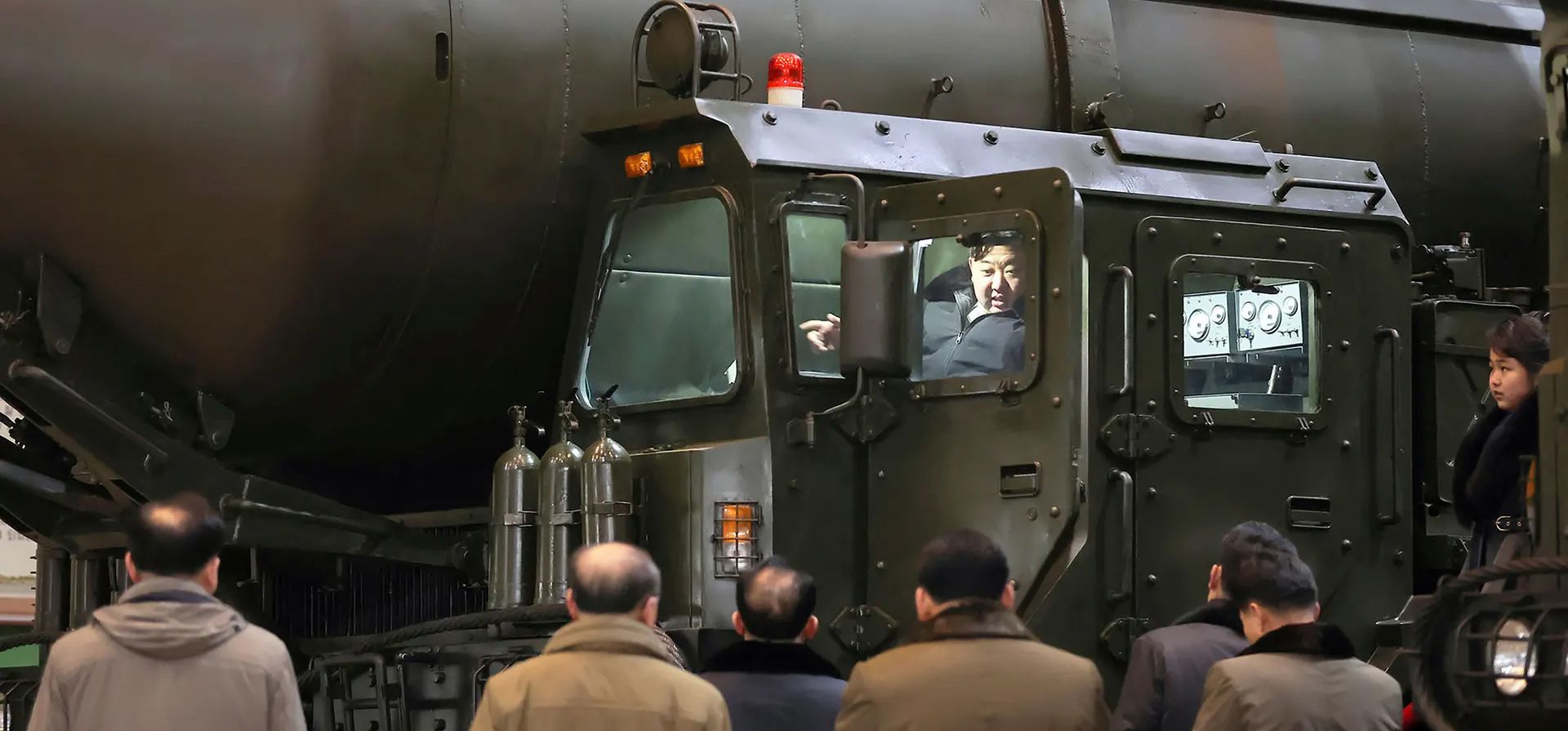 Kim Jong-un está sentado en la cabina de un lanzacohetes, con su hija, a la derecha, observando, Corea del Norte. Fotografía: Korea News Service/AP Kim Jong-un está sentado en la cabina de un lanzacohetes, con su hija, a la derecha, observando, Corea del Norte. Fotografía: Korea News Service/AP