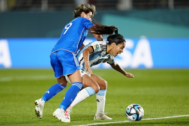 Miriam Mayorga pelea la pelota con Valentina Giacinti.