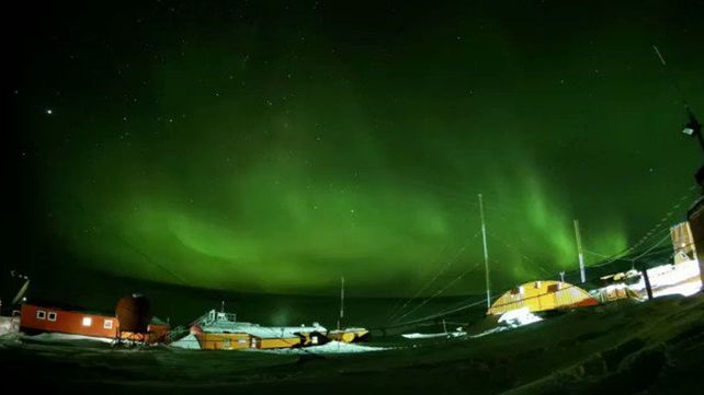 ¿Por qué se tiñó de verde el cielo en la Antártida Argentina?