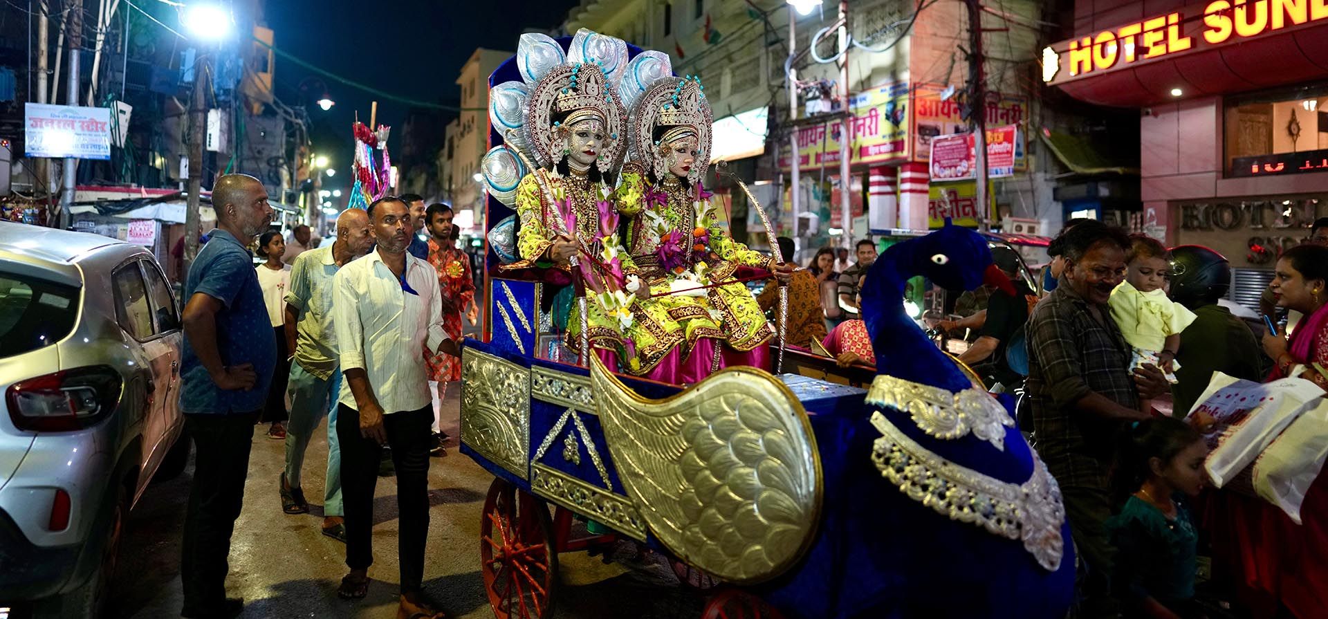 Artistas vestidos como deidades hindúes, Rama (izquierda) y Lakshman (derecha), se sientan en un carro tirado por trabajadores antes de una procesión religiosa durante el festival de Dussehra, también conocido como Vijayadashami, el día en que Rama mató al rey demonio Ravana, quien había secuestrado a Sita, su esposa, en el estado de Uttar Pradesh, en el norte de la India, el martes 30 de septiembre de 2025. (Foto AP/Rajesh Kumar Singh) Artistas vestidos como deidades hindúes, Rama (izquierda) y Lakshman (derecha), se sientan en un carro tirado por trabajadores antes de una procesión religiosa durante el festival de Dussehra, también conocido como Vijayadashami, el día en que Rama mató al rey demonio Ravana, quien había secuestrado a Sita, su esposa, en el estado de Uttar Pradesh, en el norte de la India, el martes 30 de septiembre de 2025. (Foto AP/Rajesh Kumar Singh)
