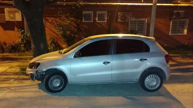 El VW Gol gris hallado en Floduardo Grandoli y Caracas