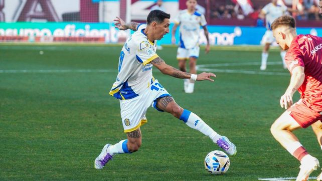 Ángel Di María maniobra ante la marca granate. Central juega un difícil partido ante Lanús.