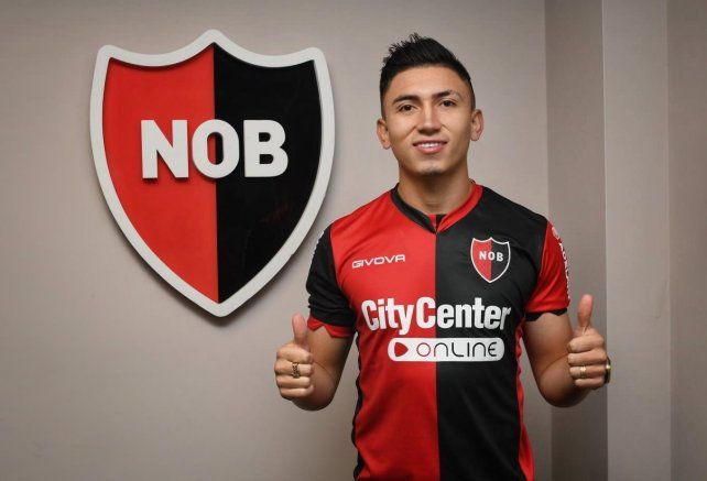 Primer refuerzo. El volante Fabián Angel posó con la camiseta leprosa.