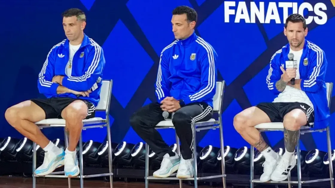 Antes de la final del Mundial de Argentina, Messi, Scaloni y el Dibu Martínez participan de un evento de la FIFA ante miles de fanáticos.