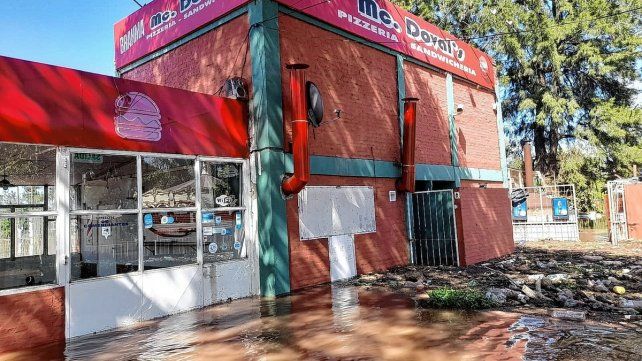 Los locales comerciales de la costanera están todos bajo agua por la creciente del río Uruguay