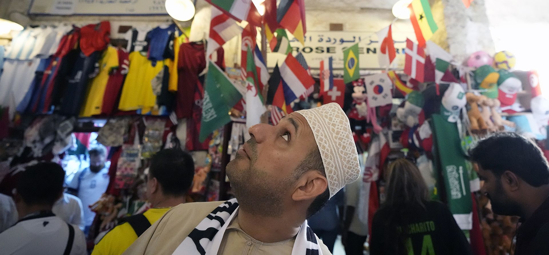 Un visitante mira artículos de recuerdo en el mercado Souq Waqif en Doha, Qatar, el martes 29 de noviembre de 2022. (Foto AP/Eugene Hoshiko)
