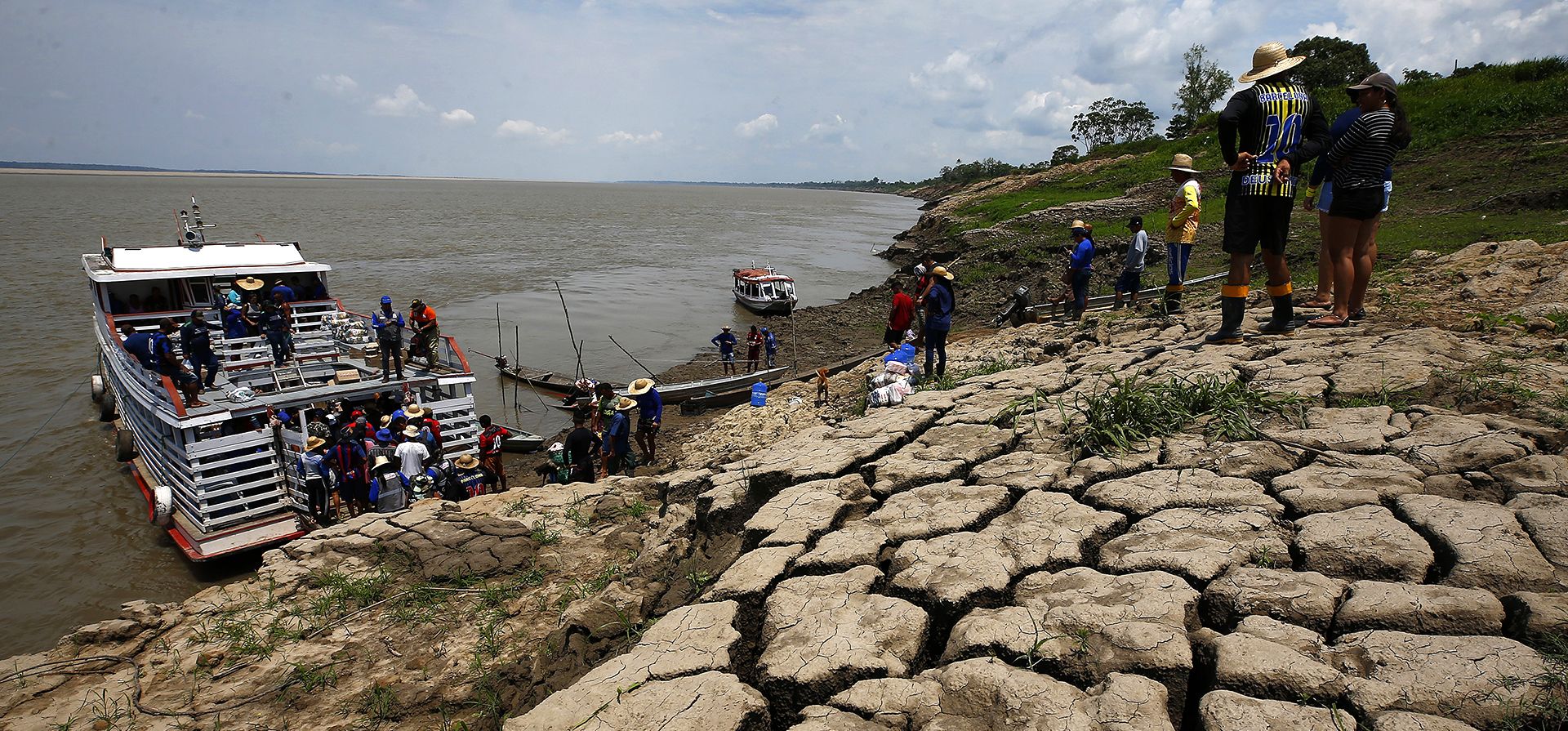 Los residentes de una comunidad ribereña llevan alimentos y contenedores de agua potable después de recibir ayuda debido a la sequía en curso en Careiro da Varzea, estado de Amazonas, Brasil. El calentamiento global inducido por el hombre fue el principal impulsor de la grave sequía del año en la Amazonía que hizo que los ríos alcanzaran mínimos históricos, dijeron los investigadores el miércoles 24 de enero de 2024. (Foto AP/Edmar Barros, Archivo) Los residentes de una comunidad ribereña llevan alimentos y contenedores de agua potable después de recibir ayuda debido a la sequía en curso en Careiro da Varzea, estado de Amazonas, Brasil. El calentamiento global inducido por el hombre fue el principal impulsor de la grave sequía del año en la Amazonía que hizo que los ríos alcanzaran mínimos históricos, dijeron los investigadores el miércoles 24 de enero de 2024. (Foto AP/Edmar Barros, Archivo)