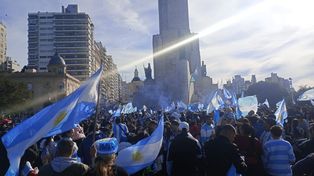 Festejos multitudinarios en el Monumento tras la victoria argentina