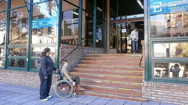 Carla Zapletal recorre Paraná &nbsp;y muestra la falta de rampas. Escalinata de acceso a la Secretaría de Salud.&nbsp; 
