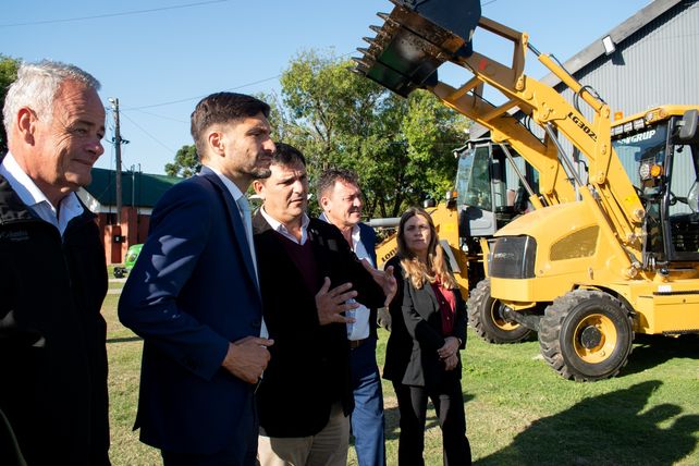 Pullaro y Escalante presentaron maquinaria y anunciaron inversiones en infraestructura para la ciudad.