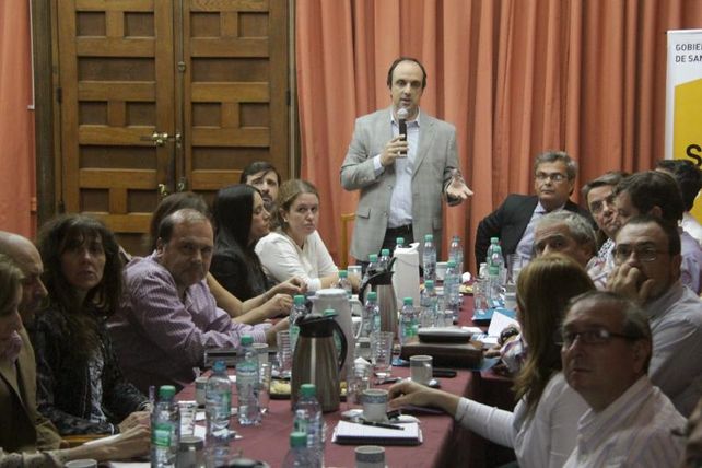 Escuelas de Trabajo: José Corral presentó el programa a autoridades de la UNL