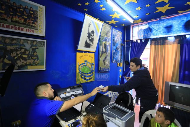 Un hincha de Boca se lleva en carné de su hijo. Foto UNO Diego Arias.&nbsp;