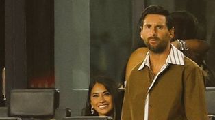 Lionel Messi siguió el partido desde la platea junto a la atenta mirada de su esposa.