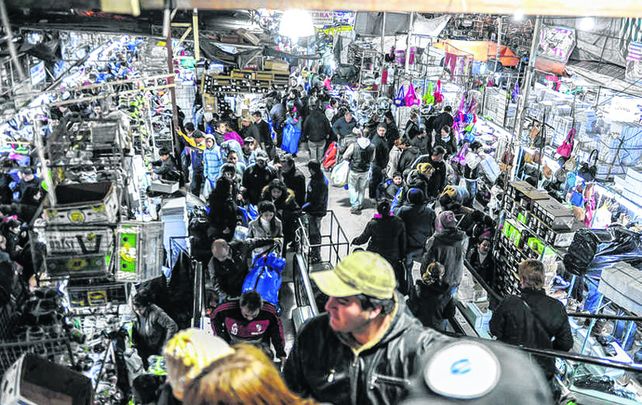 movimiento. El lugar funciona mayormente de noche y se calcula que cada jornada suma operaciones por unos tres millones de dólares.