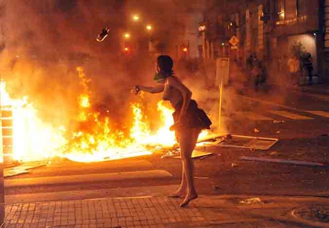 Violencia. Policías y manifestantes radicalizados se trenzaron frente a la catedral.