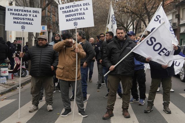 Los trabajadores de la empresa Pampa Energía se concentraron frente a la sede del Ministerio de Trabajo de Santa Fe.