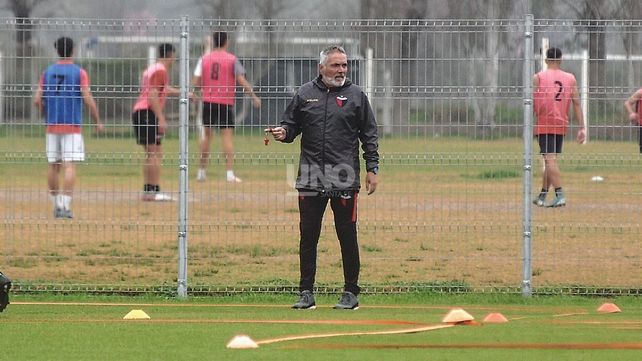 Colón sigue buscando un delantero a pedido de Rondina
