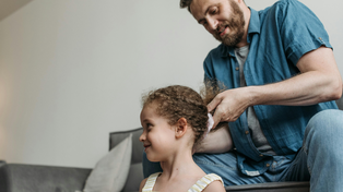 Taller de padres para que aprendan a peinar a sus hijas