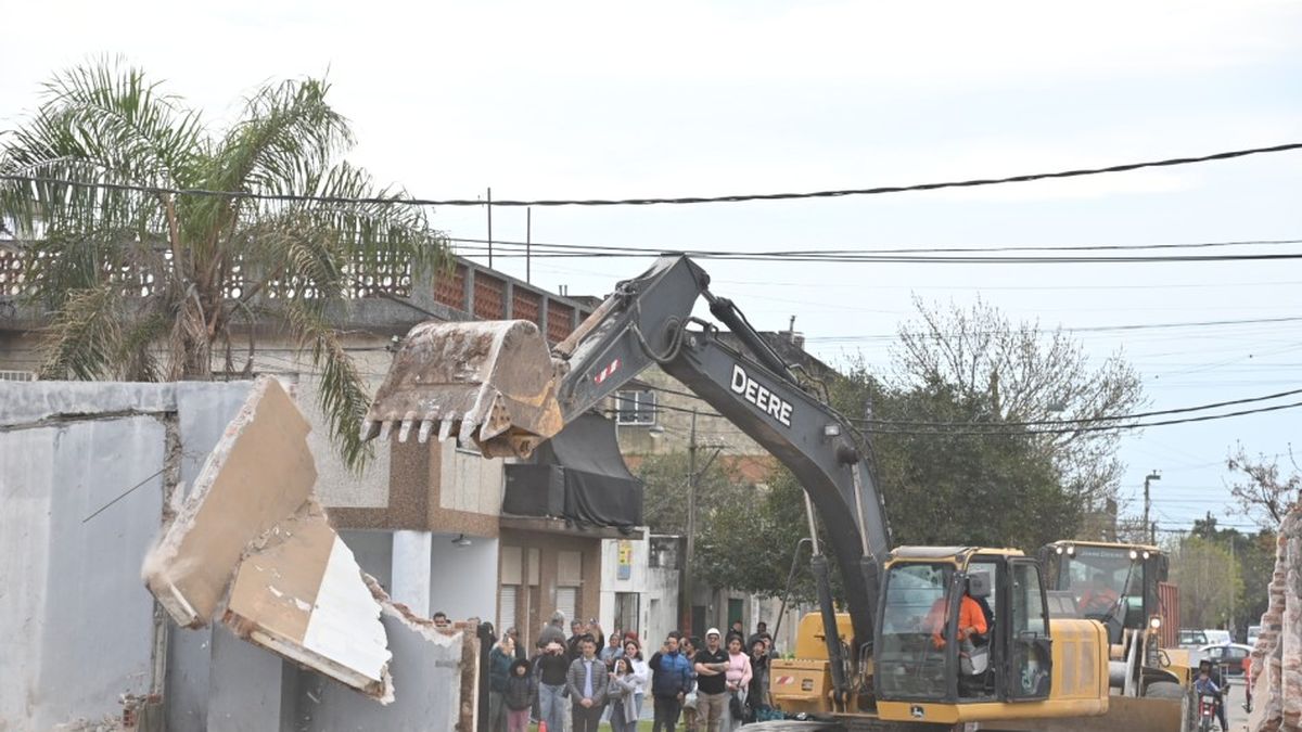 Demuelen el muro del expredio de Tiro Federal y arranca la apertura de calle Matienzo en barrio Ludueña