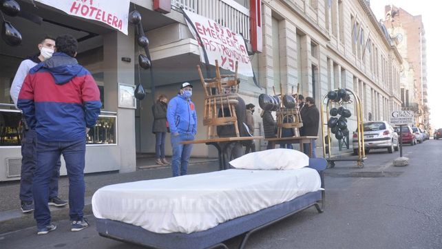 Hoteleros y gastronómicos sacan mesas, camas y vajillas a la calle