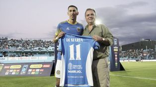 Ángel Di María recibió el cariño de los hinchas y el club Estudiantes de Río Cuarto y el presidente le regaló una camiseta del equipo.