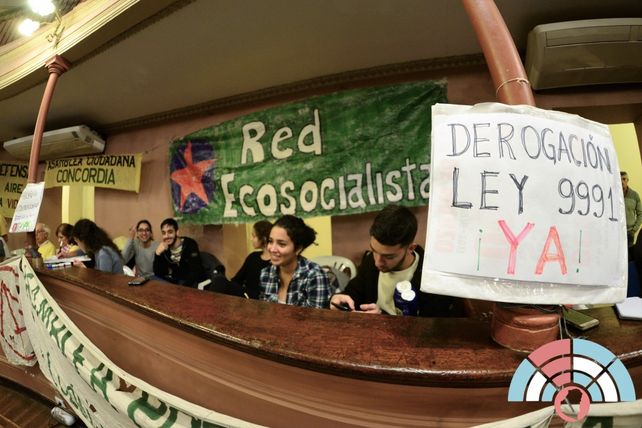 La militancia ambiental estuvo presente en el recinto pero festejó con cautela.&nbsp;
