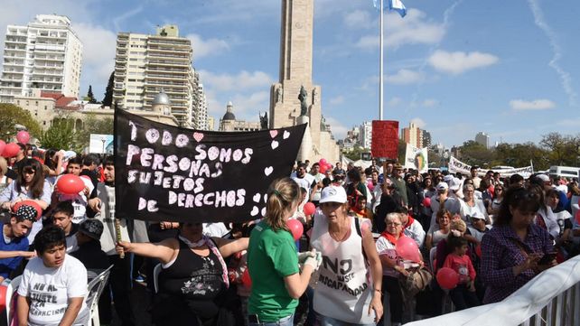 Multitudinaria protesta frente al Monumento contra los recortes en discapacidad