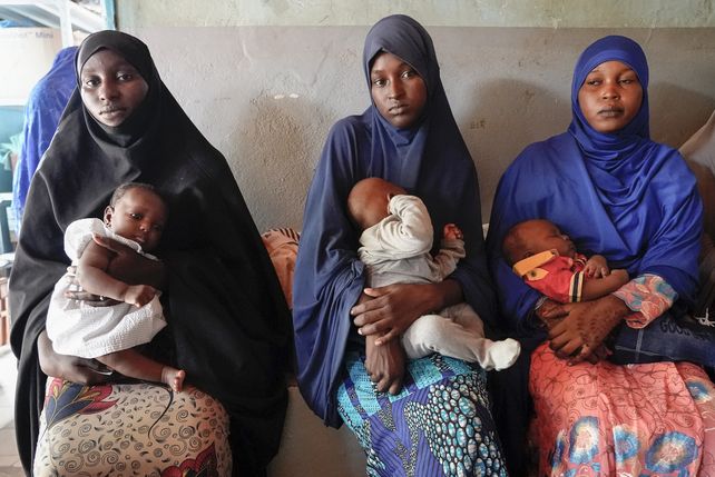 Mujeres madres nigerinas en la guardia de un hospital a la espera de ser atendidas por los médicos. 