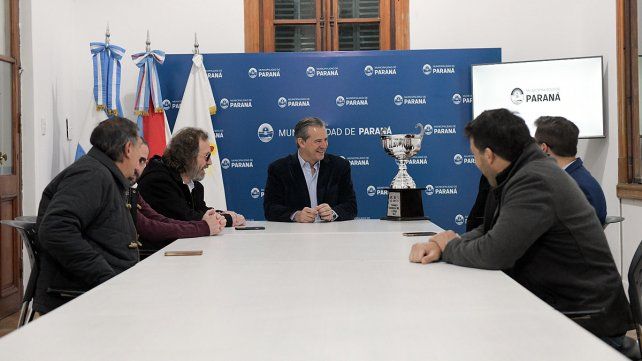 El intendente de Paraná entregó una placa de reconocimiento al presidente del CAE y miembros del equipo&nbsp;