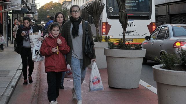 Los santafesinos ya se apropiaron de la remodelada calle Mendoza en el microcentro