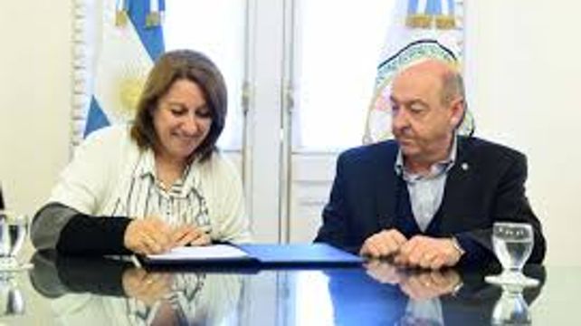 Fein firma el convenio con el ministro de Desarrollo Social de Santa Fe