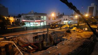 Socavón: este fin de semana se habilitaría media calzada