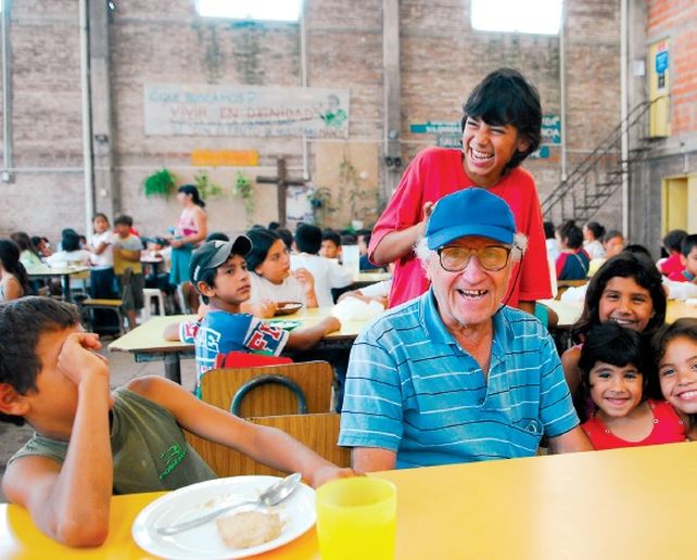 Edgardo Montaldo junto a los chicos en el comedor de Betania