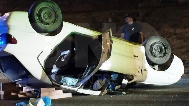 Por motivos que se tratan de establecer un automóvil Citroën Sahara volcó en medio de la calzada.&nbsp;